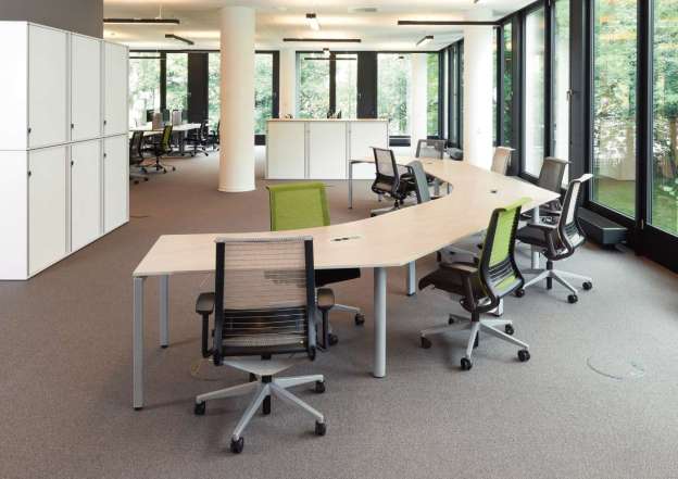 Compact workstations in freeform.